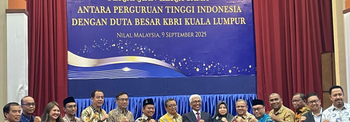Rektor UNISMA berfoto bersama para rektor perguruan tinggi Indonesia dan Konjen RI di Malaysia pada agenda penandatanganan kerja sama di Nilai Springs Resort, Negeri Sembilan, Malaysia.