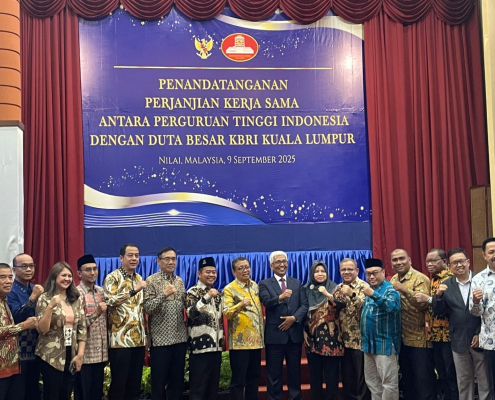 Rektor UNISMA berfoto bersama para rektor perguruan tinggi Indonesia dan Konjen RI di Malaysia pada agenda penandatanganan kerja sama di Nilai Springs Resort, Negeri Sembilan, Malaysia.