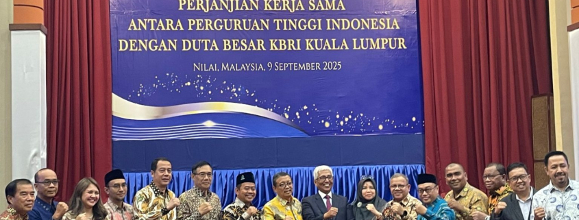 Rektor UNISMA berfoto bersama para rektor perguruan tinggi Indonesia dan Konjen RI di Malaysia pada agenda penandatanganan kerja sama di Nilai Springs Resort, Negeri Sembilan, Malaysia.